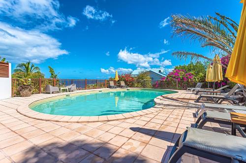 Bungalow de 2 chambres a Bouillante a 70 m de la plage avec vue sur la mer piscine partagee et jardin clos