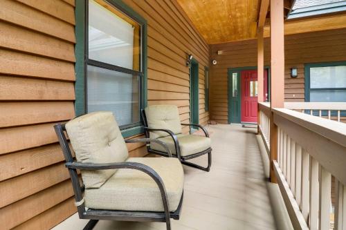 Spacious Pine Mountain Club Cabin with Fire Pit