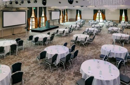 Clarion Cedar Court Bradford Hotel - image 4