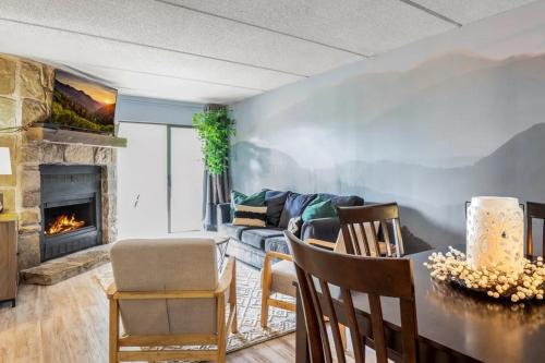 VIEWS & FIREPLACE - Minutes to Gburg and Ober - Condo in Gatlinburg (TN)