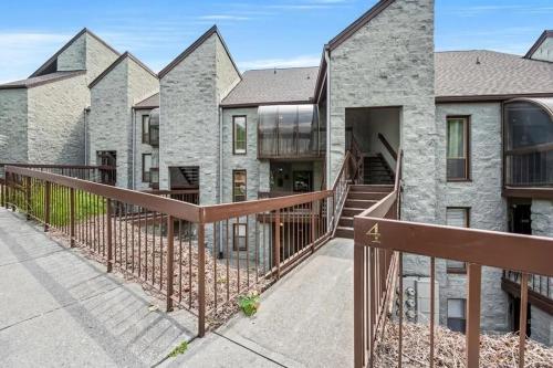 VIEWS & FIREPLACE - Minutes to Gburg and Ober - Condo in Gatlinburg (TN)
