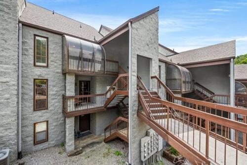 VIEWS & FIREPLACE - Minutes to Gburg and Ober - Condo in Gatlinburg (TN)