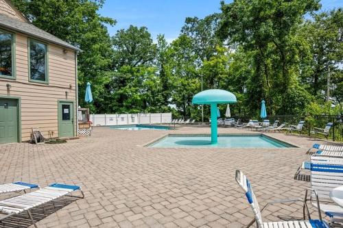VIEWS & FIREPLACE - Minutes to Gburg and Ober - Condo in Gatlinburg (TN)