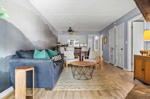 VIEWS & POOL - Minutes to Gburg and Ober - Condo in Gatlinburg, USA