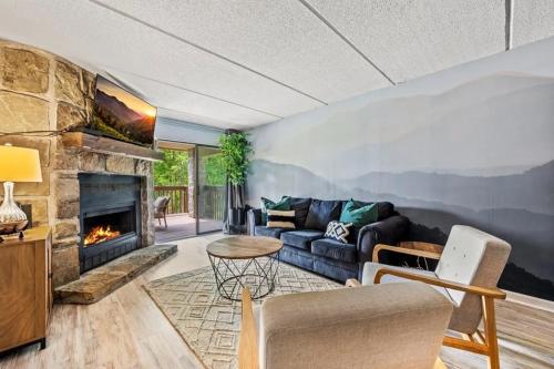 VIEWS & FIREPLACE - Minutes to Gburg and Ober - Condo in Gatlinburg (TN)