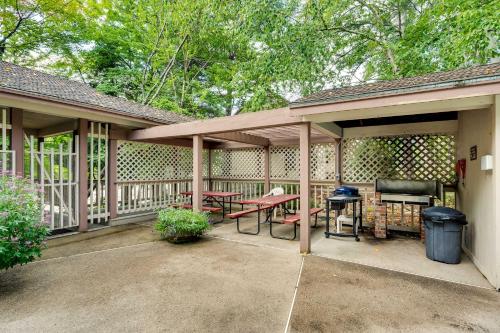 Riverfront Lincoln Condo with Pool and Free Shuttle! - image 2