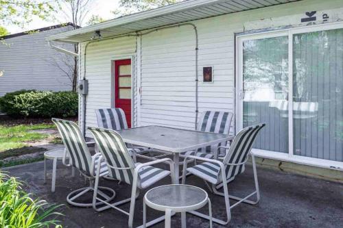 Peaceful Suburb Home mins from RIT/Airpt/DWTN in Henrietta, USA