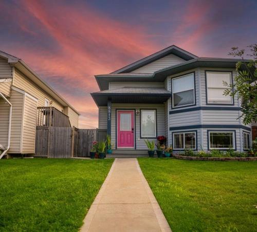 Pink door-ed wonder in 大草原區