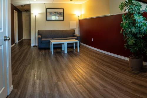 Pink door-ed wonder in 大草原區