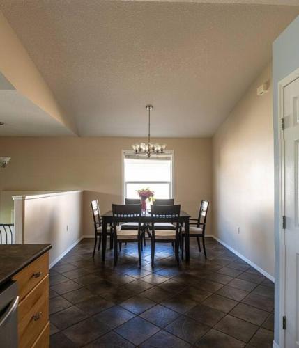 Pink door-ed wonder in 大草原區