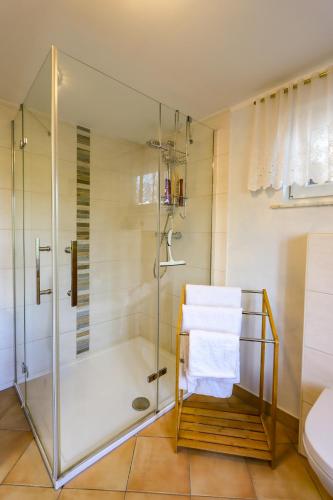 Shower, Ferienwohnung mit landlichem Charme in Rodgau