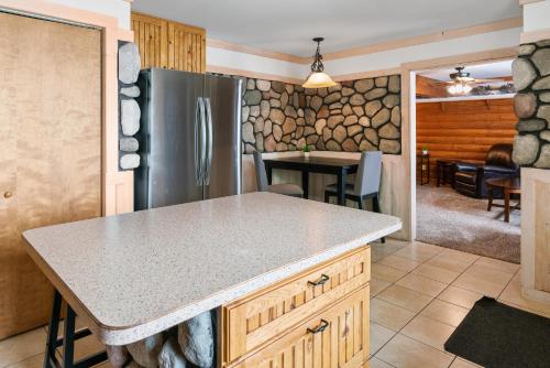 Fife Lake Lodge 2BR with Kitchen & Lake Views