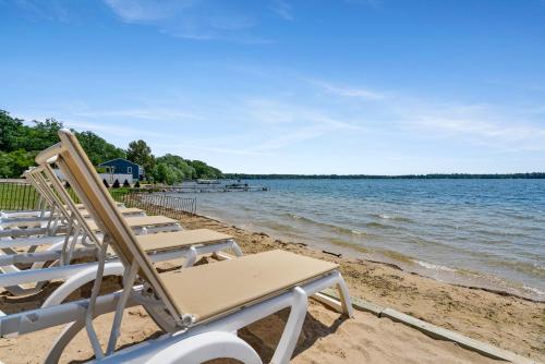 Fife Lake Lodge 2BR with Kitchen & Lake Views