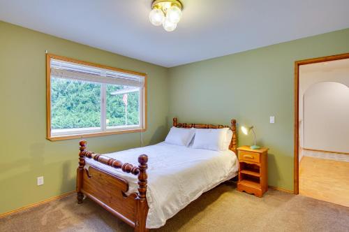 Riverfront Rental with Deck 4 Mi to Wallace Falls!