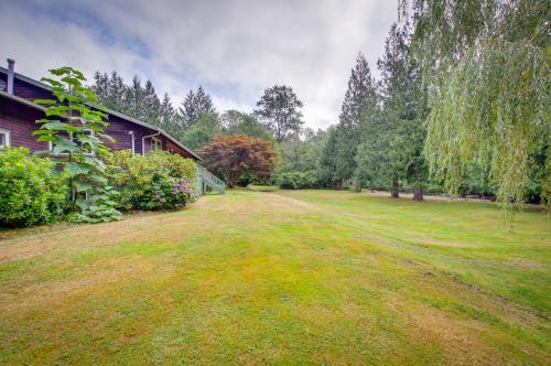 Riverfront Rental with Deck 4 Mi to Wallace Falls!