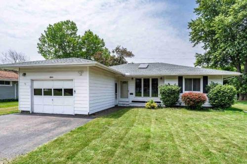 Enjoyable Home by Airport & Dwtn in Rochester, USA