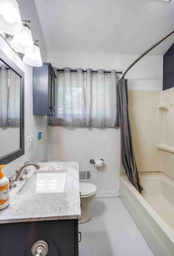Enjoyable Home by Airport & Dwtn in Rochester, USA