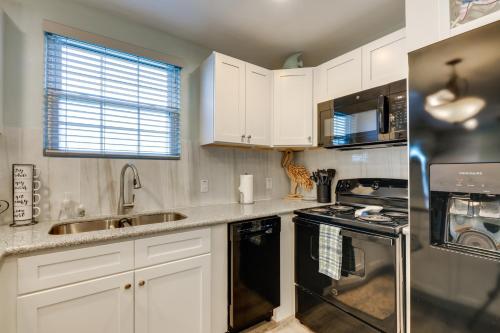 Relax at Heron Bay Cottage in Rockport, Texas! in Holiday Beach (TX)