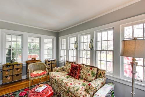 Charming Kansas City Cottage 5 Mi to Downtown in Kansas City, USA