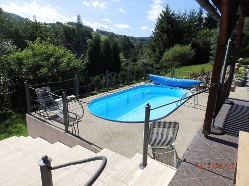 สระว่ายน้ำ, Chalupa pod sjezdovkou in ชวาเลซ