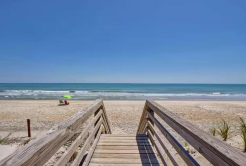 Bombastic Home - Steps to Beach - GameRm - Hot Tub - Pet Friendly