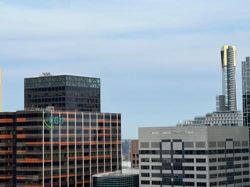 Quiet CBD 3b2b apartment + free parking - Melbourne