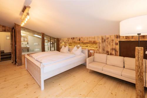 1 queen bed, 2 twin beds