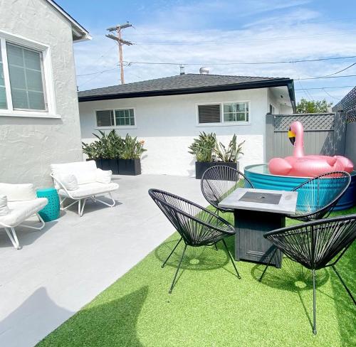 Crown Point Home w/ Cowboy Pool 2 Blocks to Bay in San Diego, USA