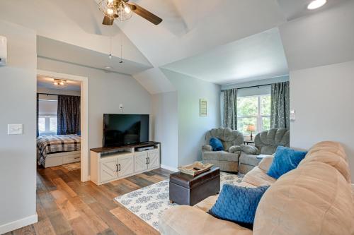 Scenic Bryson City Retreat with Direct Lake Access! in Lauada, USA