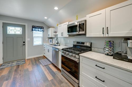 Scenic Bryson City Retreat with Direct Lake Access! in Lauada, USA