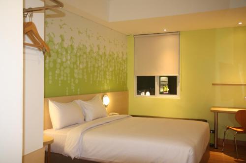 Zest Queen Room image 2