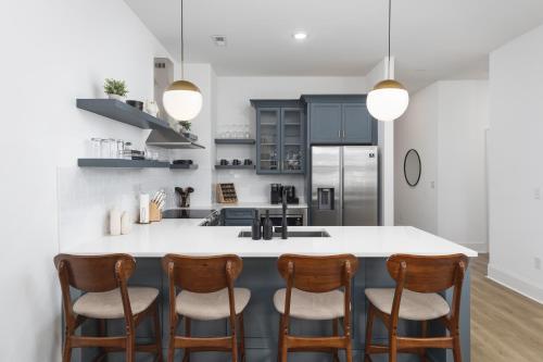 Chic 5 Bed, 2 Bedroom Free Parking - 3 miles to Broadway in Nashville, USA