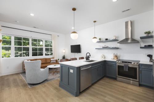 Chic 5 Bed, 2 Bedroom Free Parking - 3 miles to Broadway in Nashville, USA