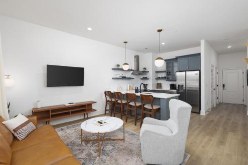 Chic 5 Bed, 2 Bedroom Free Parking - 3 miles to Broadway in Nashville, USA
