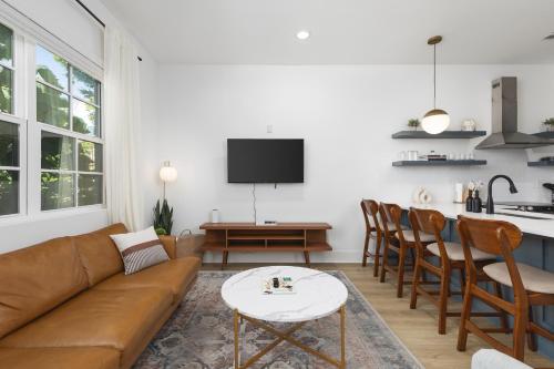 Chic 5 Bed, 2 Bedroom Free Parking - 3 miles to Broadway in Nashville, USA