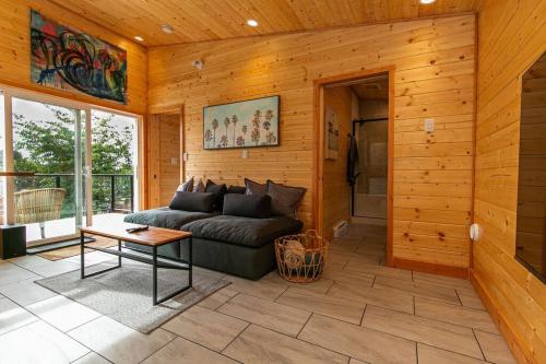 1-Bedroom Knotty Pine Cabin w Sauna & Jacuzzi