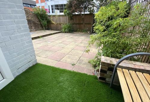 Redhill Town Centre Garden Flat in Redhill West