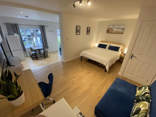 Redhill Town Centre Garden Flat in Redhill West