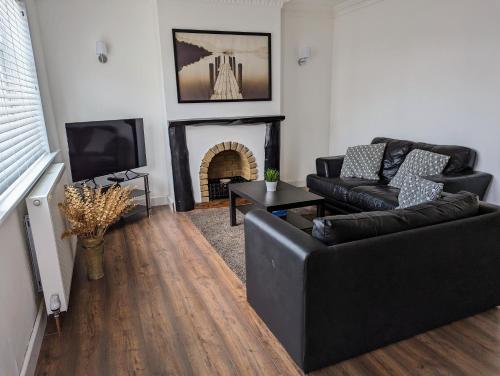 The Crescent, 3 bed house with 2-3 parking spaces, great for contractors and family