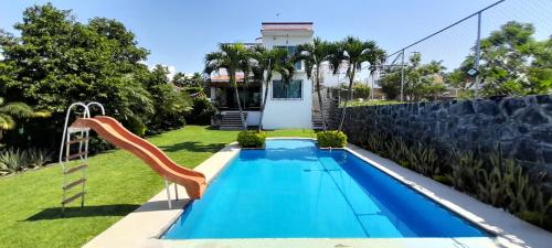 Casa con alberca privada y agradable jardín - Achichipico