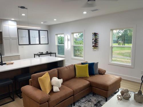 Downtown New 3 Story Sleeps 14 in Baton Rouge, USA