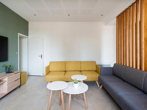 Gîte Spacieux avec Cour, Terrasse et Salle de Jeux - Centre Bourg, Accessible PMR - FR-1-586-36 (Gite Spacieux avec Cour, Terrasse et Salle de Jeux - Centre Bourg, Accessible PMR - FR-1-586-36) in Faverdines