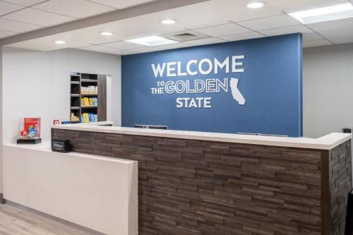 Lobby, Hampton Inn & Suites Agoura Hills in Agoura Hills