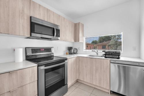 3BDR House in Prime Location - Hollywood 10 Minutes From The beach! in Hollywood, USA