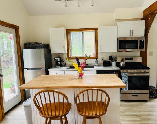 virtuve, Magical Retreat Cottage, 15 min from Mt Snow skiing in Dover (VT)