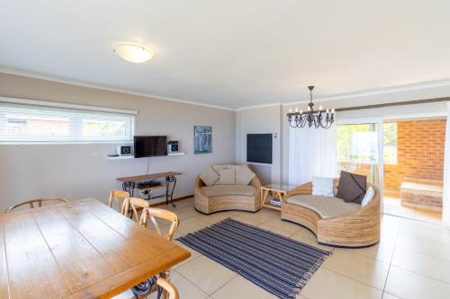 Comfy Holiday Home - No Loadshedding - By Peak Management