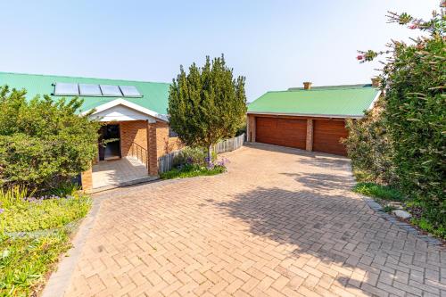 Comfy Holiday Home - No Loadshedding - By Peak Management