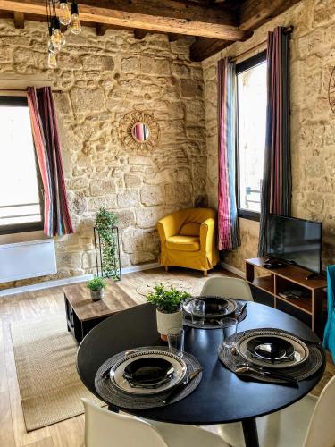 Logement 3 Apparts Centre historique St Gilles MaisoncarreeConciergerie