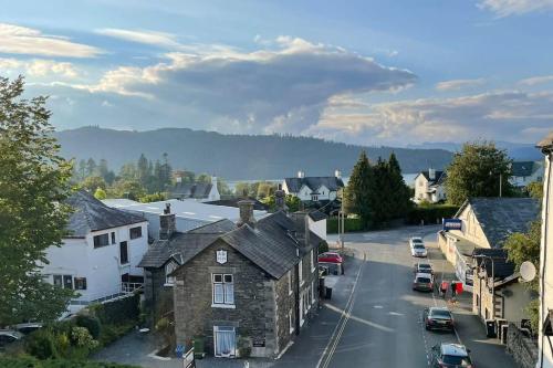 Perfectly Located, Central Bowness Flat With Free Parking and Lake Views