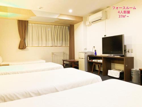 Standard Quadruple Room image 10